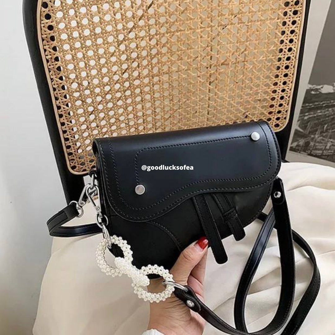 goodlucksofea's tweet photo. Nak beli DIOR SHEARLING SADDLE hmm lambat lagi. Takpe, DALE PEARL BAG kan ada. Bukan kembar, sedara bau bau bacang je. ๐คก๐คก #Dropshipsinstuff https://t.co/7gmaLoW6PC