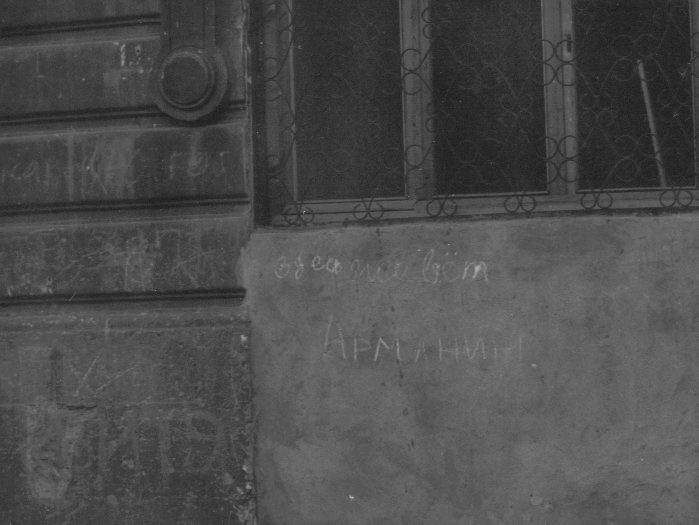 KarabakhRecords's tweet photo. 31y ago today Armenians faced a week-long pogrom in Baku, Azerbaijan. They were burnt alive, tortured, mutilated &amp; eventually expelled from the city.

Masterminds &amp; perpetrators had detailed maps marked w/ Armenian-populated areas.

"An Armenian lives here"👇
 #LandofPogroms🇦🇿 https://t.co/9uCYEBYq3q