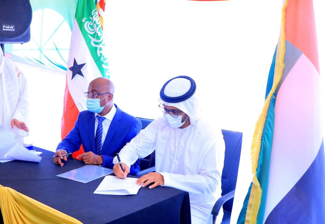 SLMoEM's tweet photo. #MoEM officially #TOOKOVER  the #HybridMiniGrid solar plant intalled in #BerberaCity from #ABUDHABI_FUND. They signed innauguration DOCs by the witness of #SLVicePresident, #Ministers, #regional and #Local gov, #SEA and #SL #Representative to UAE and his counterpart. https://t.co/hnVpN0hVpI