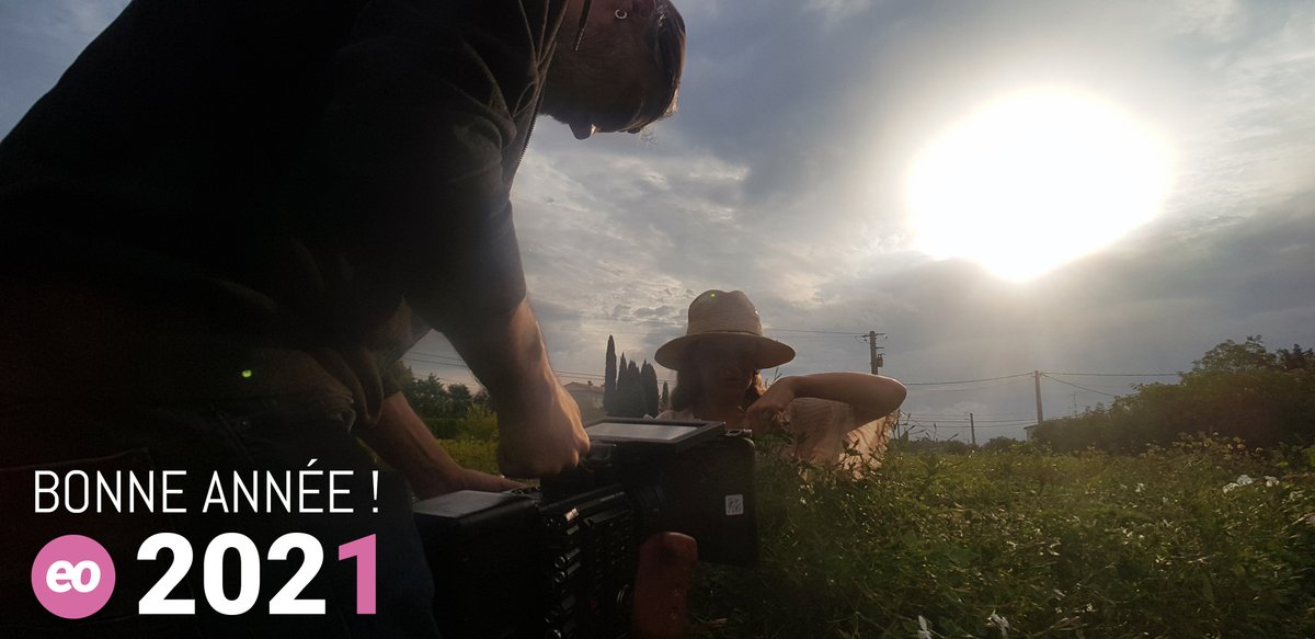 BONNE ANNÉE ! 🎬😊
Afin de vous adresser tous nos vœux pour cette nouvelle année, on a choisi une photo réalisée lors du tournage d'une de nos toutes récentes productions et qu'on a hâte de vous faire découvrir.
À toutes et tous, une très belle année 2021.