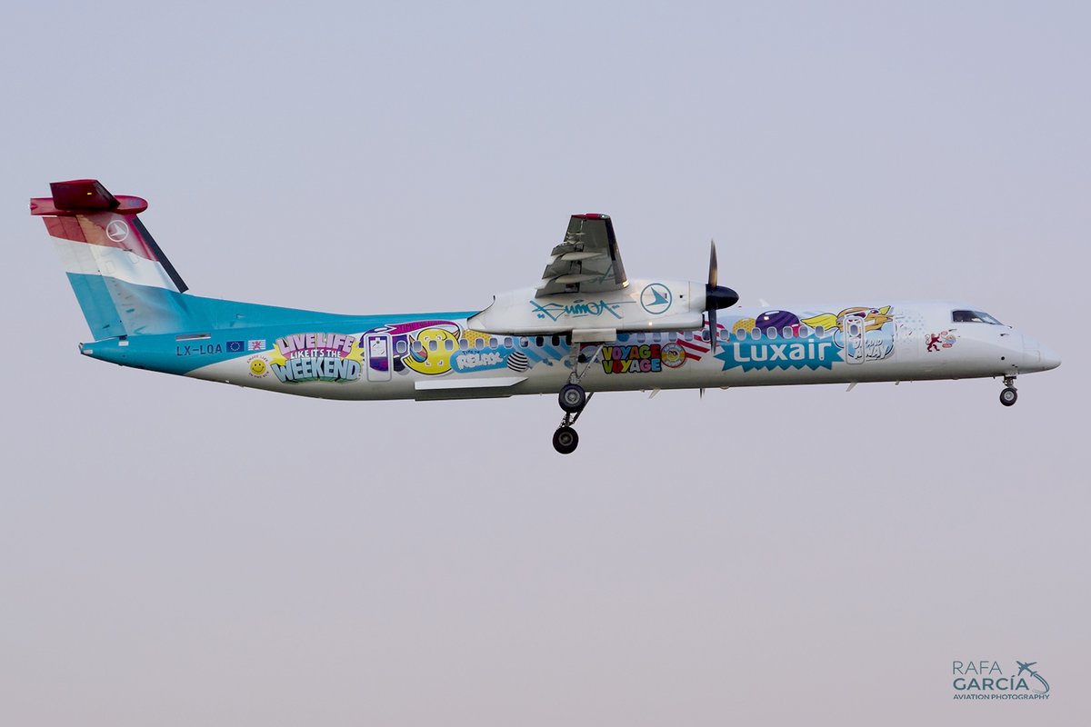 rafagarnav's tweet photo. Llegada al atardecer de este DHC-8-402Q Dash 8 de @luxairairlines con la decoración de @sumoartwork. Arrival at sunset of this DHC-8-402Q Dash 8 of @luxairairlines with @sumoartwork special livery. #AvGeek #malagaairport #dash8 #luxair #sumoartwork #sunset #planespotting https://t.co/RjZzFXS5dE
