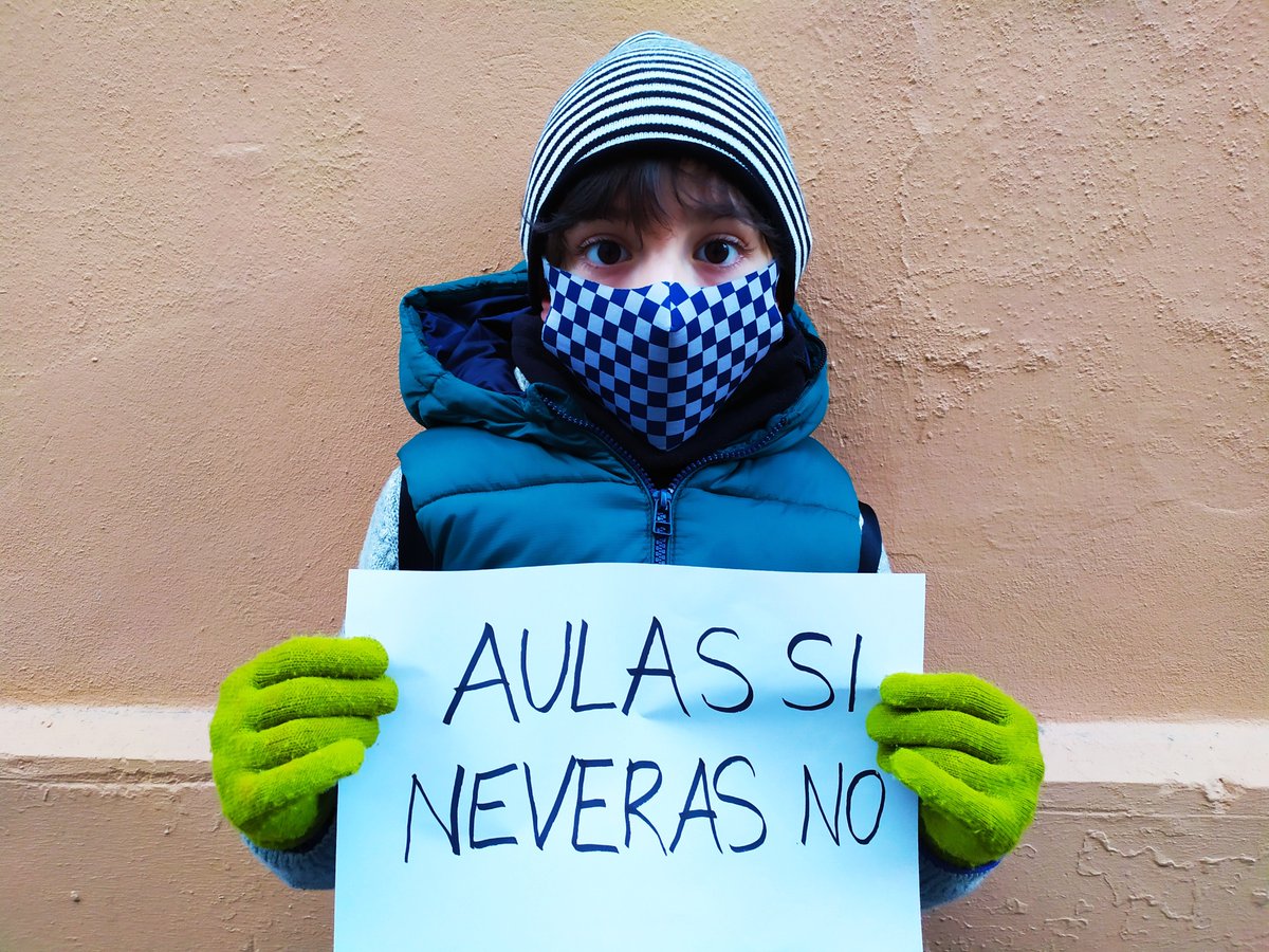 ampalacobaya's tweet photo. Se visten así para salir a la calle y no les sobra ni una prenda mientras están en clase.
"No es obligatorio abrir las ventanas de las aulas" dice @javierimbroda
.
25 alumnos en 40 m2. Hay que elegir entre #covid o #helarse?
@escuelasdecalor
 
#AulasSiNeverasNo 
#AulasCongeladas https://t.co/bTq0ewyrBP