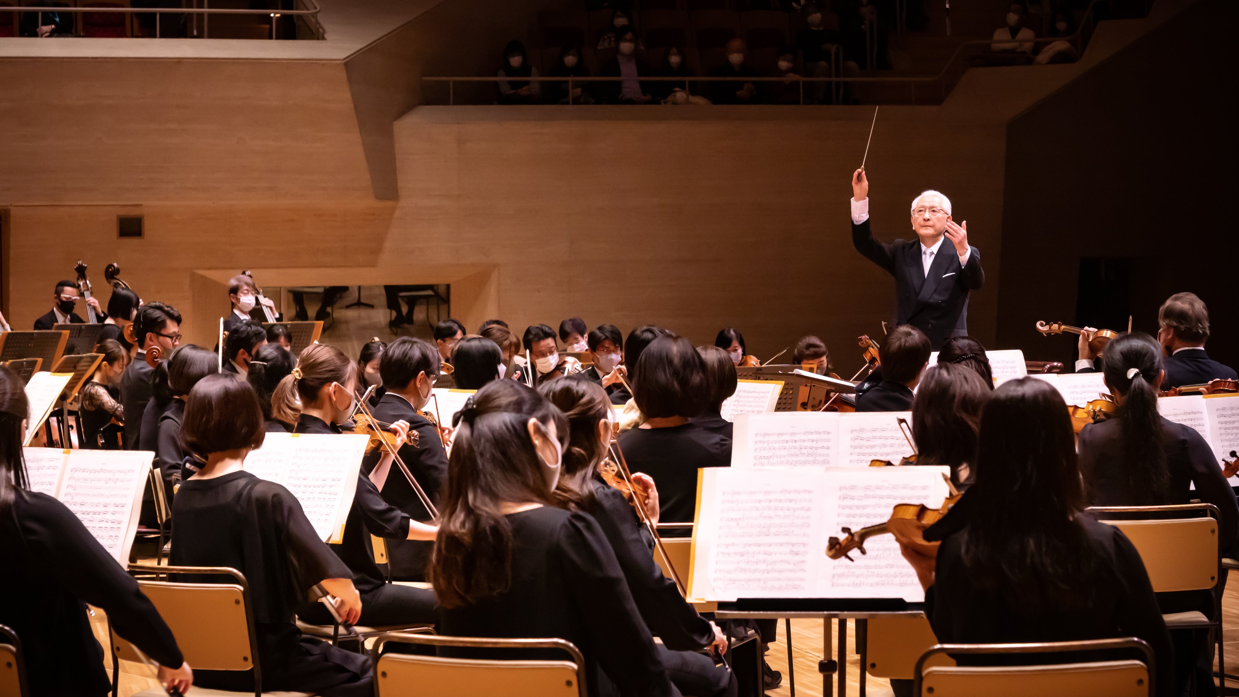 サントリーホール公式アカウント 1月公演レビュー 1 10 日 東京交響楽団 ニューイヤーコンサート21 指揮 秋山和慶 ピアノ 小山実稚恵 J シュトラウス ワルツ 酒 女 歌 ラフマニノフ ピアノ協奏曲第2番 ドヴォルザーク 交響曲第9番