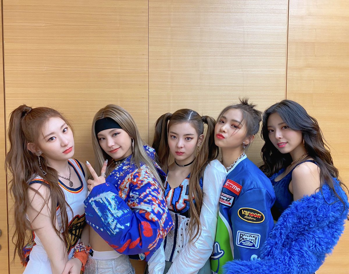 ITZY_WT's tweet photo. Girl groups with the most ROTY awards in history:

#1. ITZY - 16 trophies 

ITZY WORLD DOMINATION

@ITZYofficial  #ITZY16thROTY

#ITZY #있지 #MIDZY #믿지 https://t.co/bLFDbmioQC