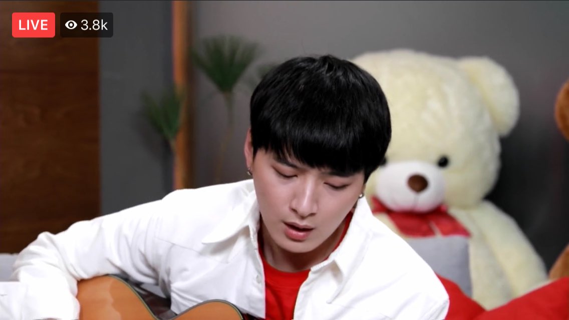 TEAMPERAYAPH1's tweet photo. Now watching KIT LIVE  #KFCMyBox #KristPerawatkr https://t.co/l690HXUNM0