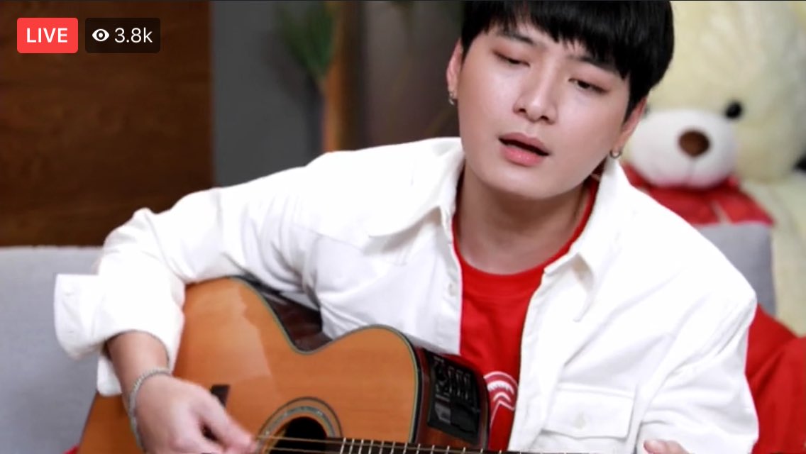 TEAMPERAYAPH1's tweet photo. Now watching KIT LIVE  #KFCMyBox #KristPerawatkr https://t.co/l690HXUNM0