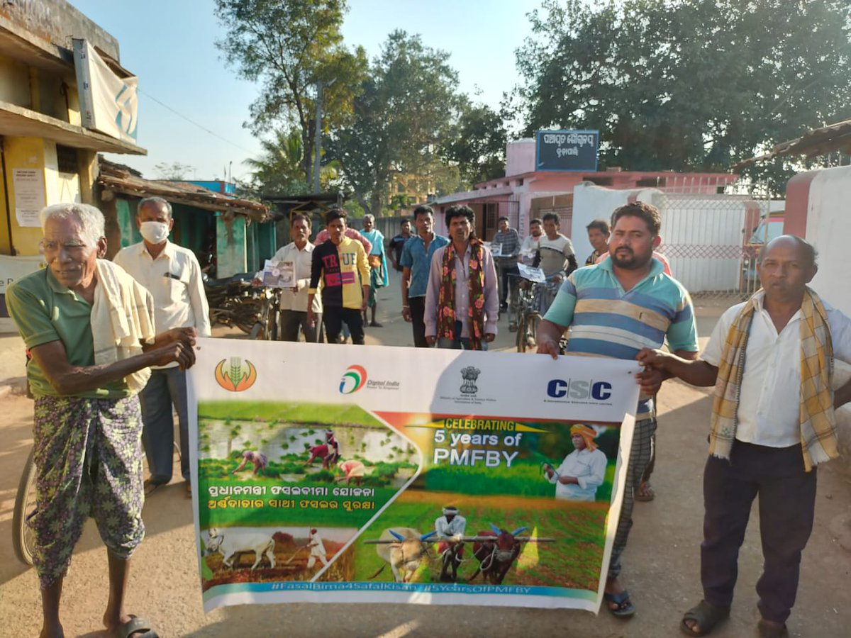 OdishaSpv's tweet photo. Celebrating #5YearsOfPMFBY by CSC VLE Rupadhar Nahak, Balangir, Odisha.
#FasalBima4SafalKisan
@CSCegov_ @dintya15 @SwornaprabhaSi1 @AgriGoI @pmfby @krushibibhag https://t.co/nEhvaALpj2