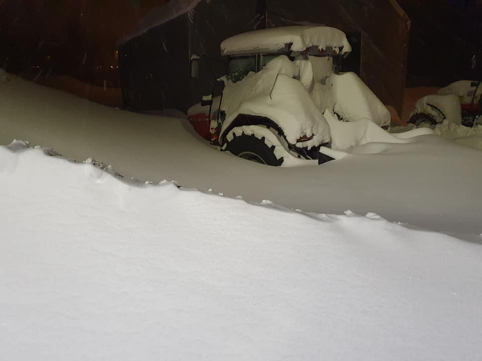 Na de ongeziene sneeuwstorm die gisteren over midden- en noord-Zweden trok, ligt er 70 cm sneeuw op het meer. Het ijs is helaas nog te dun voor de grote tractoren. De ijsbaan is tijdelijk dicht, we hopen ze zo snel mogelijk weer sneeuwvrij te krijgen. (foto's: M. Bornerberg)