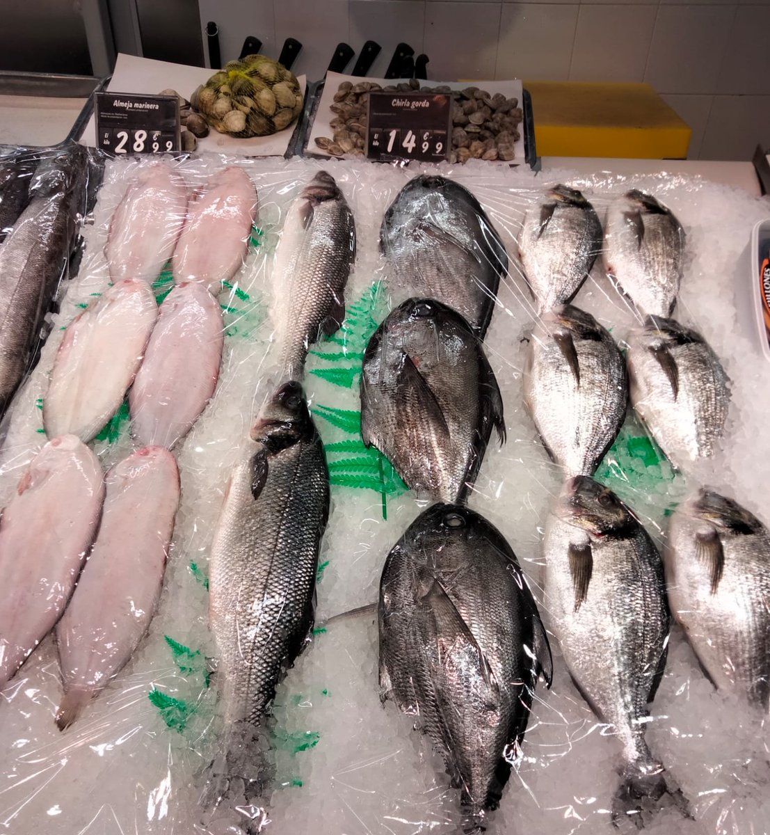 PescaderiaRial's tweet photo. Buenos días amigos! pese a las bajas temperaturas y las dificultades que hemos tenido para conseguir estar aquí, seguimos estando en horario de mañana y tarde sirviendo los tesoros del mar.⚓❄️🐟
#CarrefourExpress #Fresco #AdiosFilomena https://t.co/ayanszdAh7