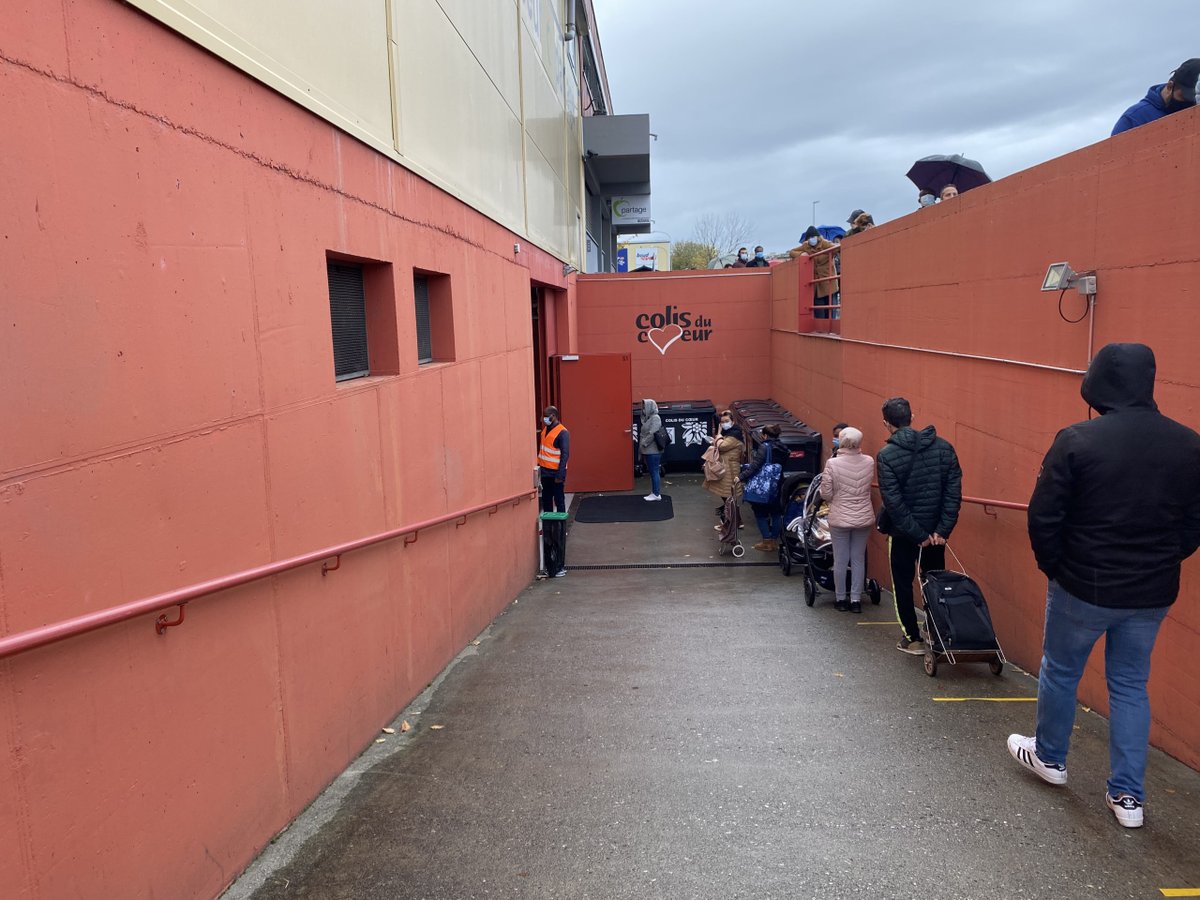 #Genève Le confinement du printemps a fait basculer une tranche de la population, jusqu’alors invisible, dans la pauvreté. En novembre, la 2e vague est arrivée et, avec elle, la crainte que le pire restait encore à venir. Un reportage de @ValerieGeneux. 
⏩bit.ly/3oGGHMp