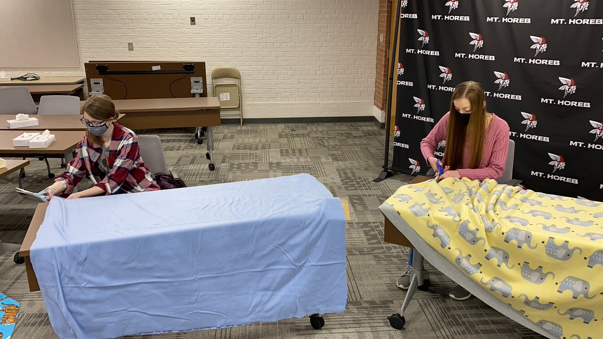 maccaman2's tweet photo. #mohovikings Club Interact met this morning to make blankets for the UW Childrenโs Hospital. We #physicallydistanced & enjoyed the help of other club members online! #willandway @Rotary https://t.co/SR5KsTxWTS