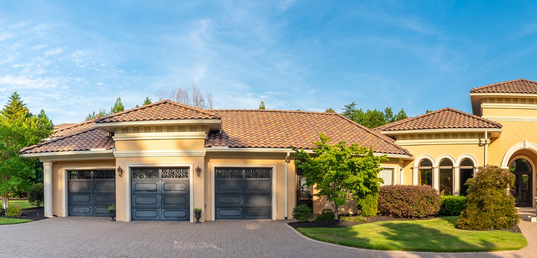 BuildBoldNC's tweet photo. Amazing what a garage door can do for the design of a home! 

It's probably the last thing you think about when deciding to build a custom home, but it's an important decision! 

Which of these garage door designs is your favorite?

https://t.co/gNYrBzr1k5 https://t.co/2VScO1gyJU