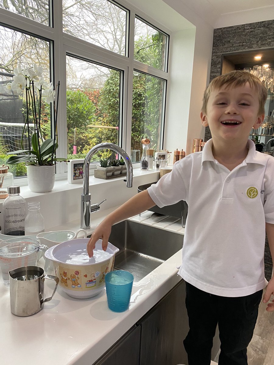 Gemmalangman's tweet photo. @GorseyRec Exploring capacity with lots of different containers &amp; lots of water!! We discovered the bowl was the biggest, taking 8 cups of water to fill and the measuring jug was 3 cups to fill. https://t.co/FXWwdm5nmm