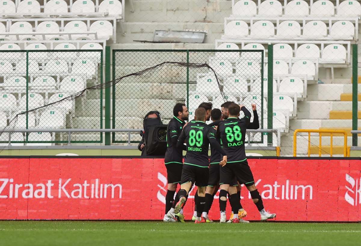 Ziraat Türkiye Kupası'nda #Konyaspor, sahasında Gaziantep FK'yı 2-1 mağlup ederek çeyrek finale yükseldi.
⚽ 11' Miran Anicic 1-0
⚽ 39' Ömer Ali Şahiner 2-0
⚽ 90+4' Muhammet Demir 2-1 https://t.co/0qWNE0w3js