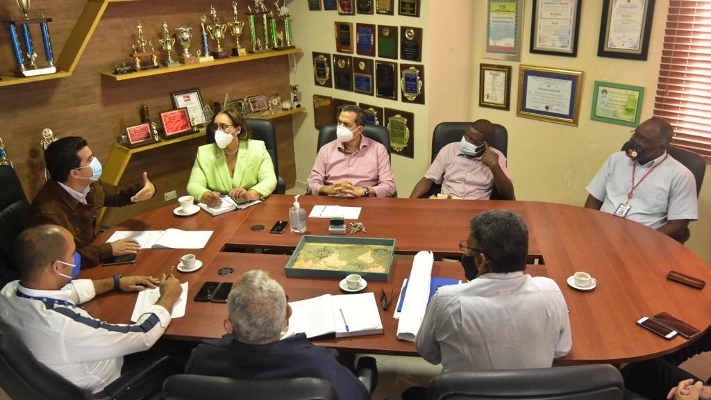 INAPA_RDGOB's tweet photo. «Haina para nosotros es sumamente importante porque es un municipio que aporta mucho al Estado dominicano, una comunidad trabajadora. Por tanto, el compromiso es aún mayor».  Así se expresó nuestro director ejecutivo, @warnaudbisono, hacia autoridades de Haina, San Cristóbal. https://t.co/5wQT30JNim
