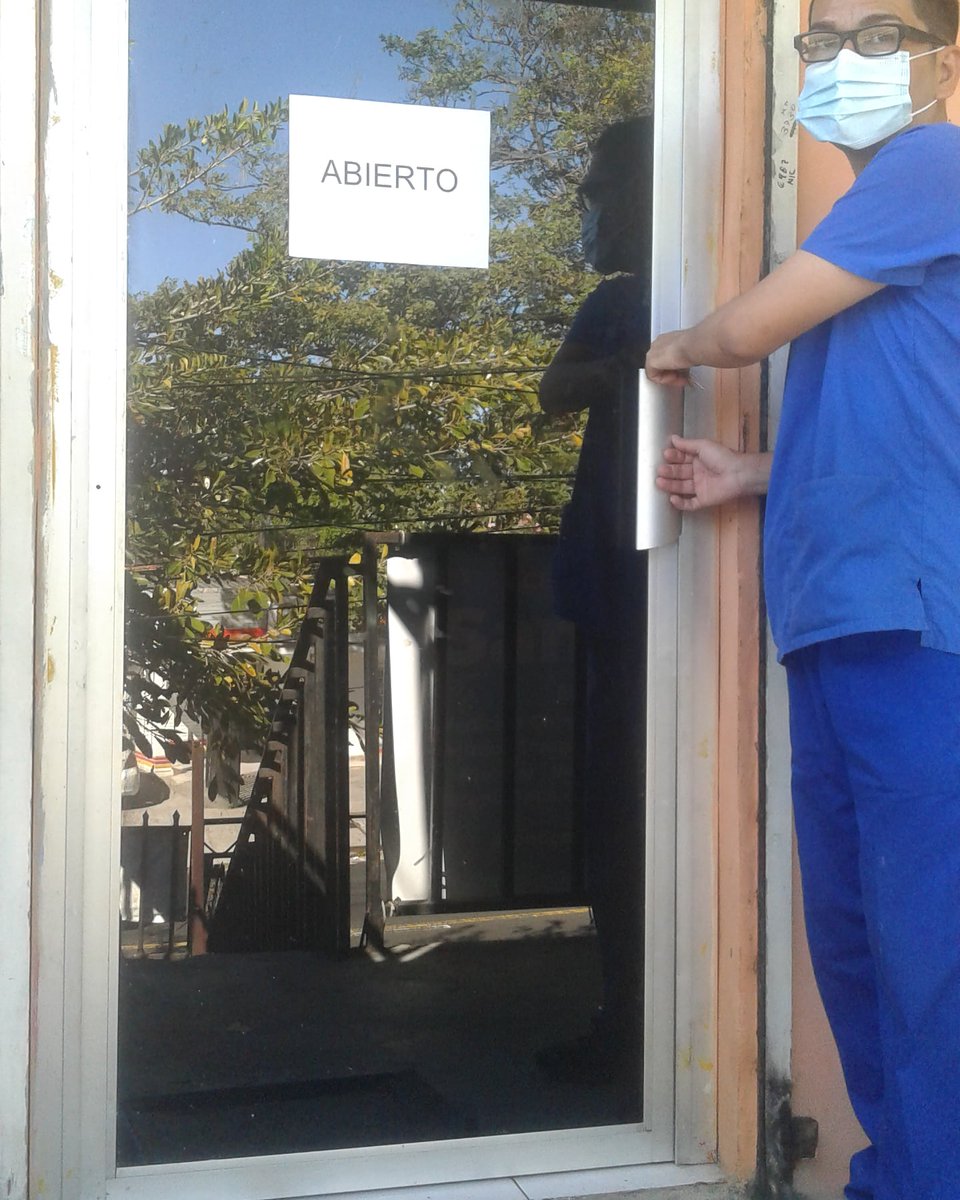 Comenzando un día más de trajo,esperándole en, Calle San Antonio Abad 1921, San Salvador.