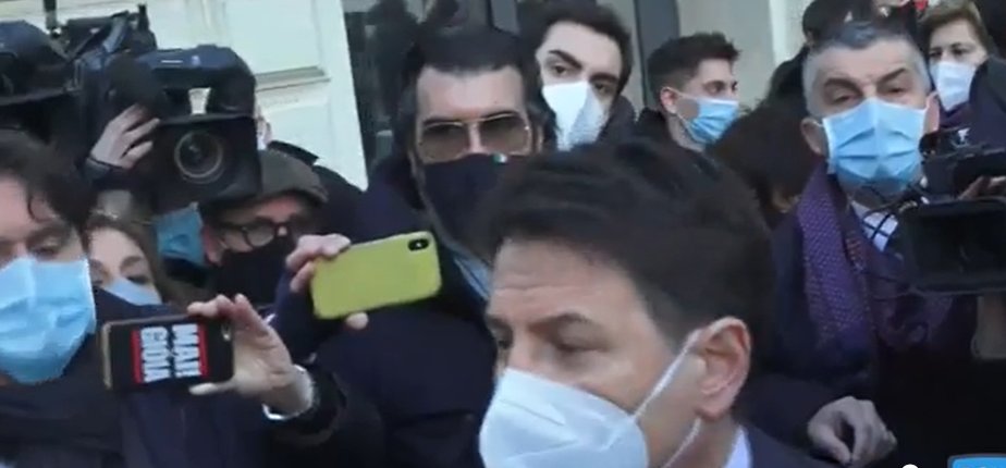 NicolaPorro's tweet photo. Gli assembramenti dei giornalisti per sapere se Conte cerca senatori di Forza Italia, non verranno sbertucciati da nessun giornale. Giornalisti&amp;Conte possono, ristoratori e ragazzini: no #IOAPRO1501 https://t.co/GCDN2HdFbQ