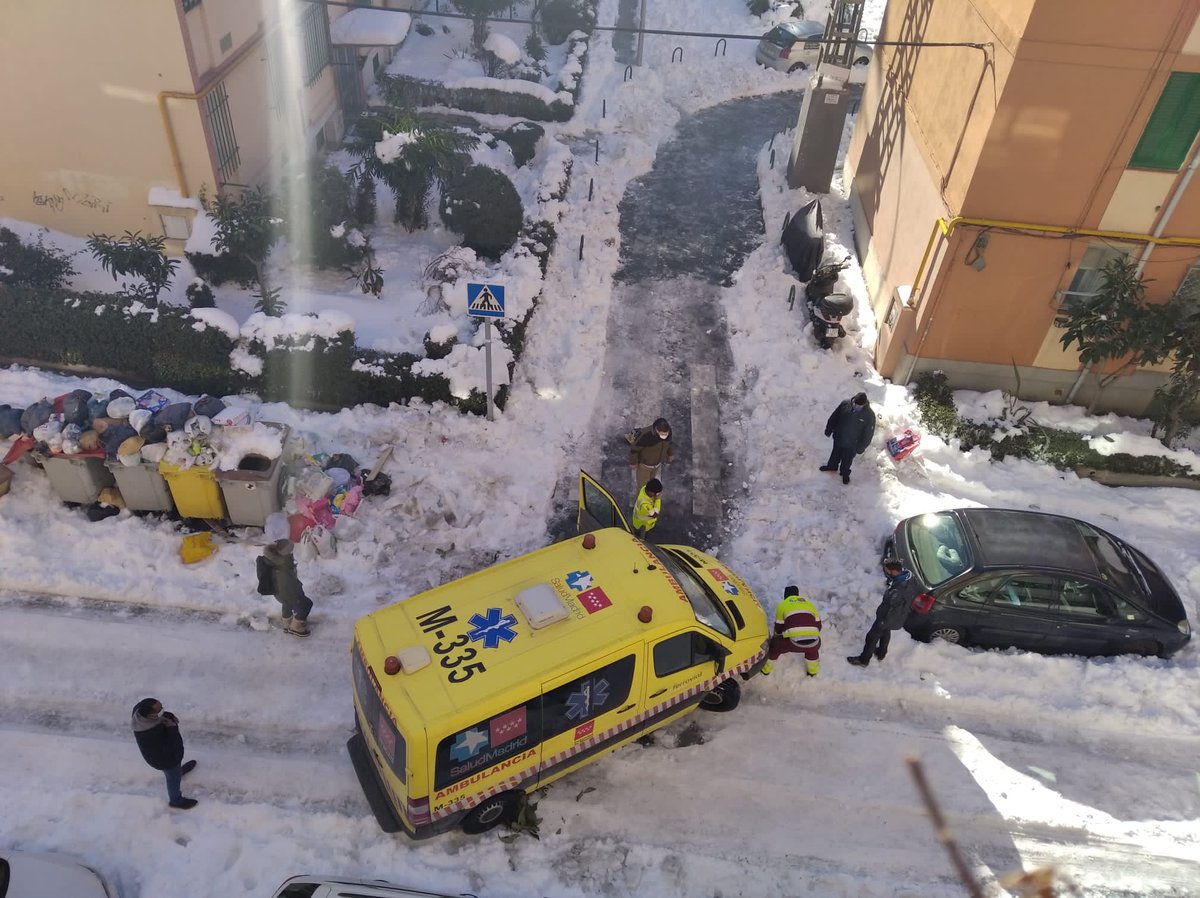 FRAVM's tweet photo. El malestar por la gestión del Ayuntamiento de @MADRID de  #Filomena no cesa de crecer en los barrios, especialmente en aquellos de la periferia. Muchas de sus calles siguen bloqueadas, carecen de medios de transporte públicos y sufren carencia de suministros. ¿A qué esperan? https://t.co/SkzFjqVEX3