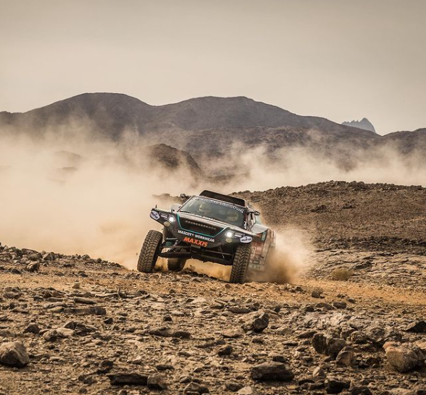 Brondool's tweet photo. De Coronel mannen kunnen er geen genoeg van krijgen! Vandaag in de 10de etappe weer een ruige en goed rit met hun Beast347!

#timentom #brondool #dakar #stage10 #lockingsolutions https://t.co/LhfvQvh7gL