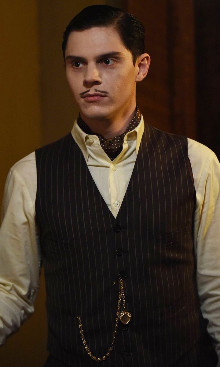 Vinodililla's tweet photo. È figo anche quando me lo conciano come Gomez Addams #ahs5 https://t.co/XYtakhawvx