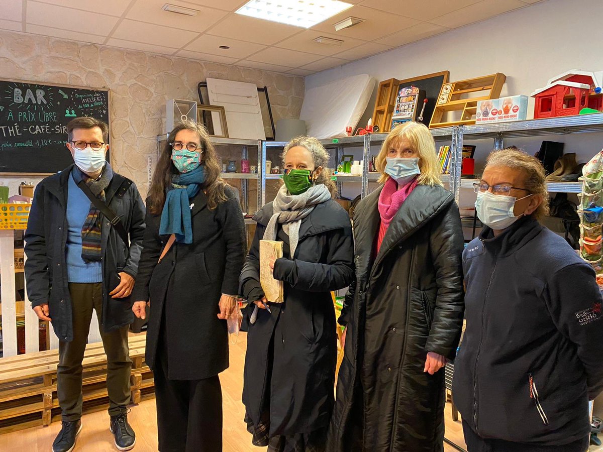 Avec <a href="/EPierreMarie/">Emmanuelle Pierre-Marie</a> et <a href="/g_tabacchi/">Guy Tabacchi</a>, à la <a href="/BoutiqueSansArg/">Boutique sans argent</a>, qui favorise la solidarité et le #réemploi à #Paris12 Ici, chacun peut donner une seconde vie à ses objets et bénéficier de ces dons. Un acteur de la réduction des #déchets dont nous soutiendrons le développement <a href="/Paris/">Paris</a>