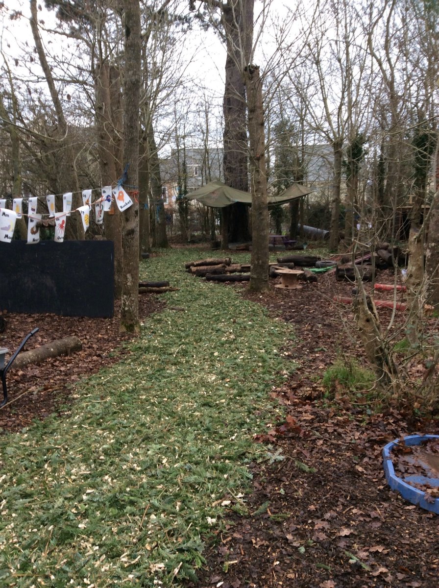 eastdevon's tweet photo. #EDDCStreetSceneOps were busy chipping Christmas Trees 🎄last week. #Cranbrook Christmas trees went to St Martins Primary School, in Cranbrook, to make good the muddy areas in the Forest school. We were able to produce 5 flat bed vans full of chippings🤩. #teamwork #recycling https://t.co/J7DXKi2D7q