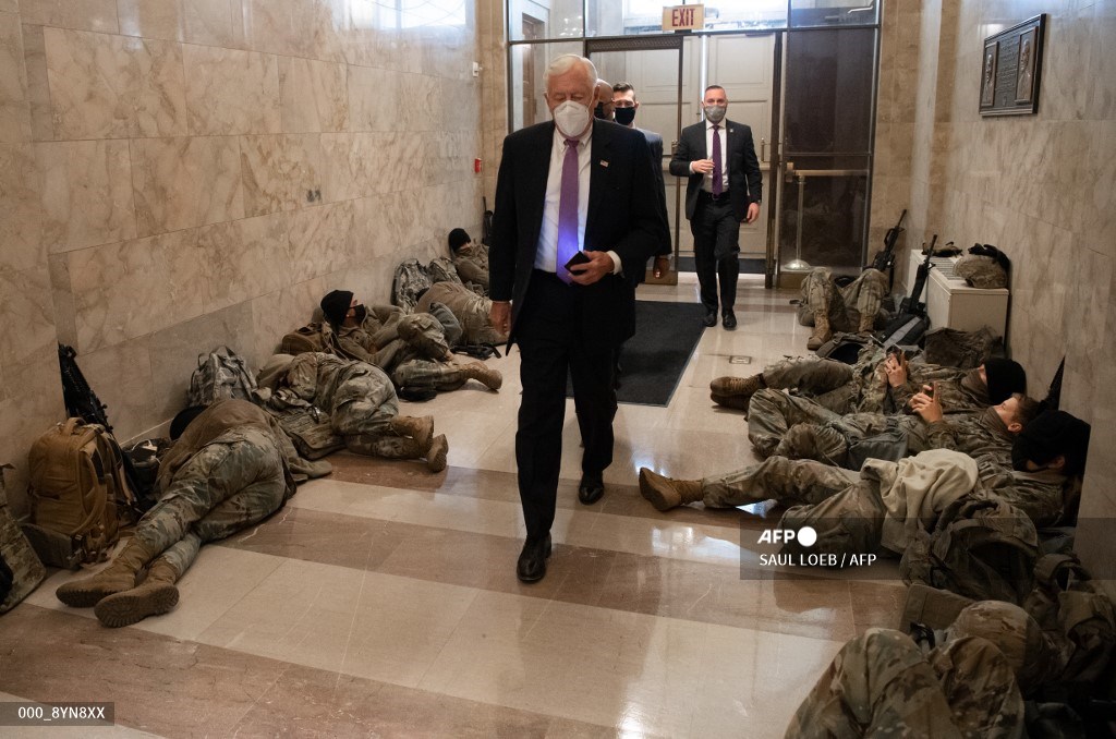 #US - National Guard troops deploy to Capitol for inauguration.
📸 <a href="/saulloeb/">Saul Loeb</a> #AFP