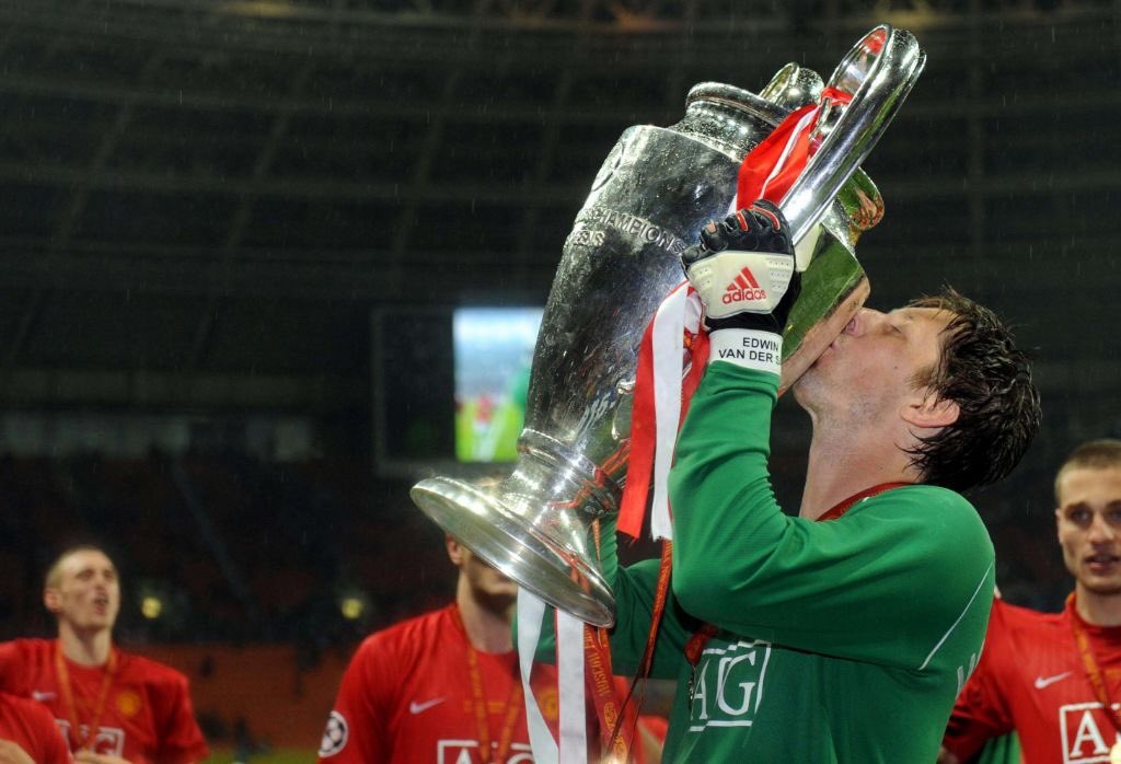 Le bilan de Van Der Sar à Manchester United : - 266 matchs/ 135 clean-sheets - 4 PL - 1 League Cup - 3 CS - 1 Ligue des Champions - 1 CM des clubs - 1x meilleur gardien PL - 3x XI PL - 4x gardien européen et 2x gardien UEFA  #MUFC