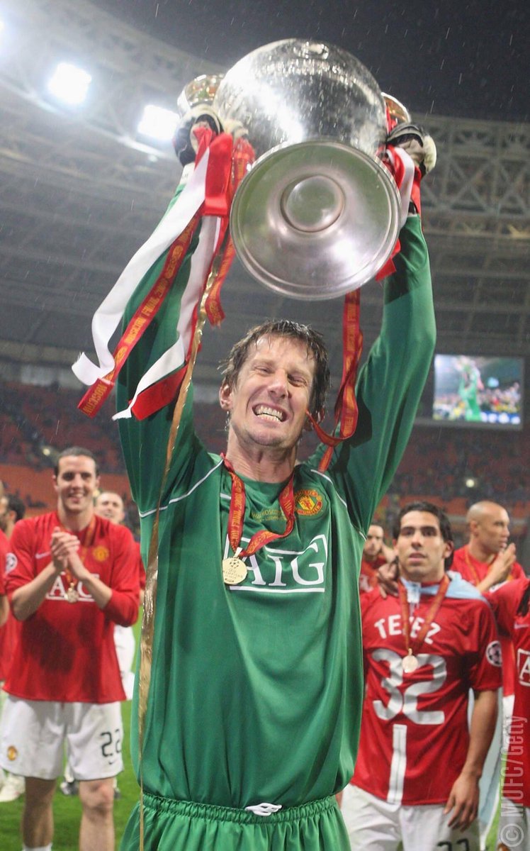 Anecdote Van Der Sar a revelé par la suite qu’il avait caché un bout de papier dans sa serviette sur lequel il était inscrit le nom des potentiels tireurs et leurs côtés préférentiels. Il savait donc où chacun allait tirer.  #MUFC