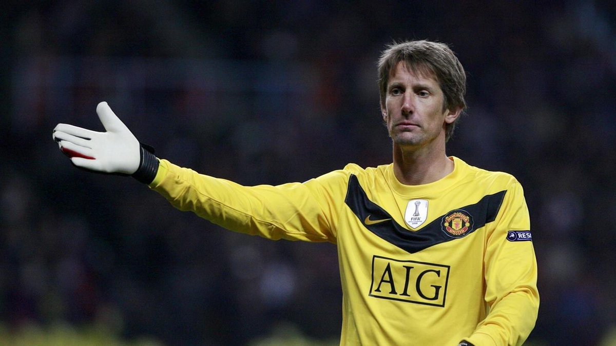 En 09/10, Van Der Sar connaît quelques pépins physiques et ne joue que 29 matchs sur la saison. Cela ne l’empêche pas de jouer son 200e match lors du derby de Manchester face à City ! (Défaite 1-2)A la fin de la saison, il prolonge son contrat de 1 année.  #MUFC
