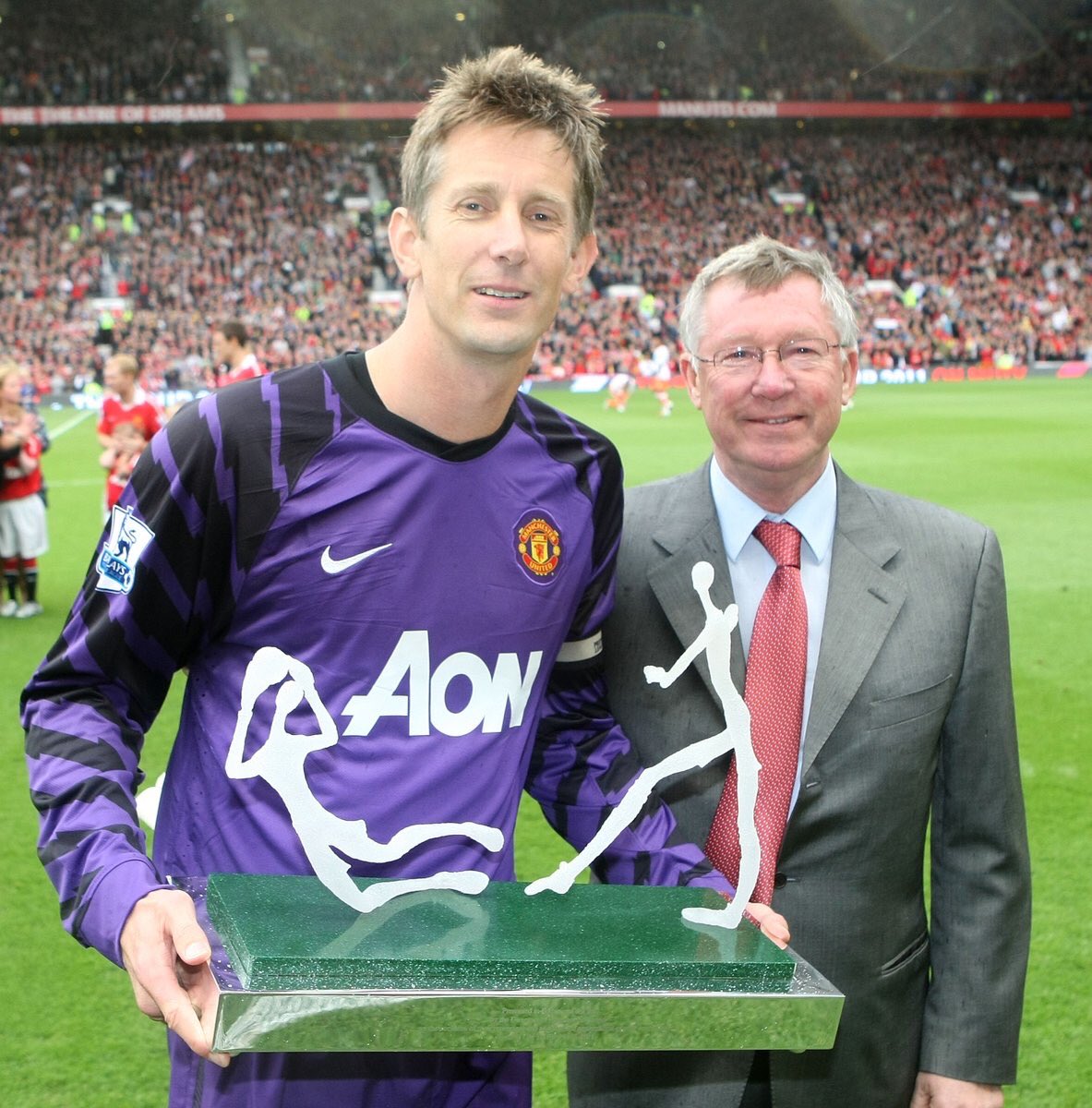 SAF : « Edwin est le meilleur gardien que nous ayons eu depuis Schmeichel. C’est un gagnant. Il a apporté avec lui une force de caractère.»Schmeichel : « C’est quelqu’un que j’ai toujours admiré. Il a mené Man UTD à 3 finales de LDC en assurant une grande stabilité derrière.