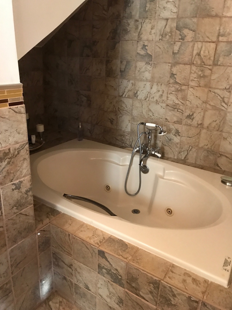 dll_cleaning's tweet photo. In your bathroom, we’ll scrub your counters, shelves, shower door, tub, sink, and shower. We’ll also make sure that your mirror shines and sparkles.

Book your appointment today and get some discounts!! https://t.co/3v6bpSGssI