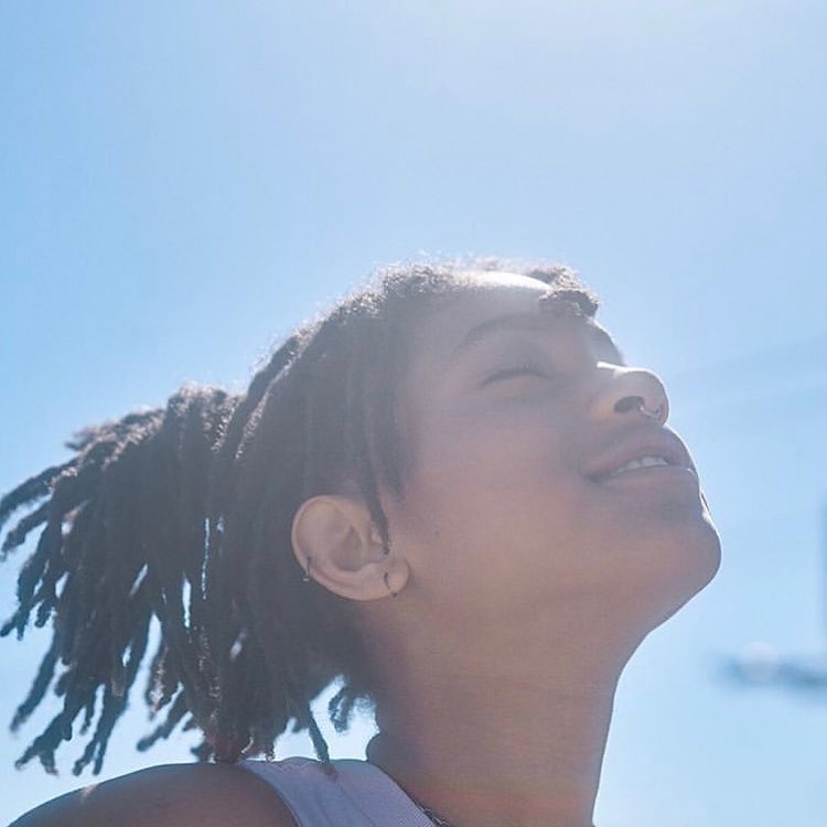 willowsmithbrs's tweet photo. Em 2019, Willow Smith fez um photoshoot para a Adidas promovendo o "Futurecraft Loop", uma edição limitada de um tênis 100% reciclado, previsto para ser lançado na primavera/verão desse ano. 🤍
#FuturecraftLoop #adidasoriginals https://t.co/Wuw0S9oXkW