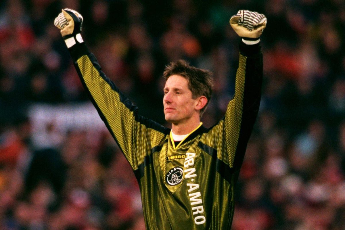 Anecdote Van Der Sar était déjà dans le viseur de SAF pour remplacer Schmeichel, lorsque le Néerlandais évoluait à l’Ajax et avec qui il a remporté la LDC de 1995. Cependant, il signera en 1999 pour la Juventus Turin. #MUFC