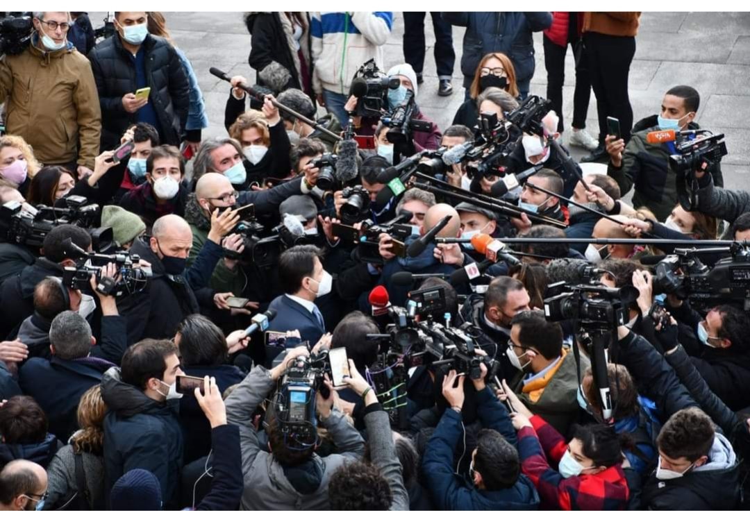 Virna25marzo's tweet image. Perché sto patacca indice una conferenza stampa così con tutto sto raccozzo di gente?
La multa a lui no vero?

Ridicolo!
