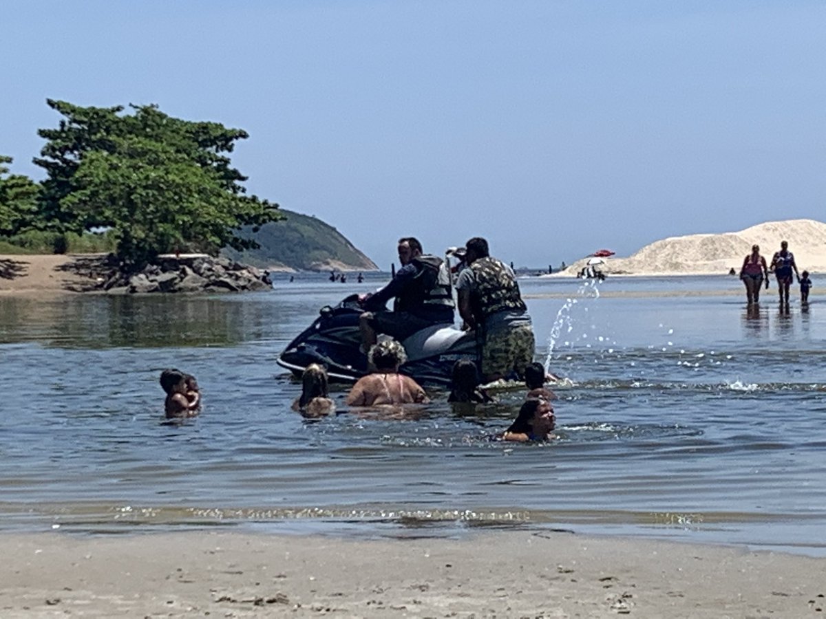 Na Lagoa de Itaipu, meio às famílias com crianças, motos aquática transitam livremente, e com condutor bebendo! Alô <a href="/marmilbr/">Marinha do Brasil</a> cadê a Lei Seca e a fiscalização??? <a href="/PMERJ/">@pmerj</a> <a href="/SoudeNiteroi1/">insta / @eusoudeniteroioficial</a> <a href="/NITTRANS/">NITTRANS</a> <a href="/axelgrael/">Axel Grael</a>