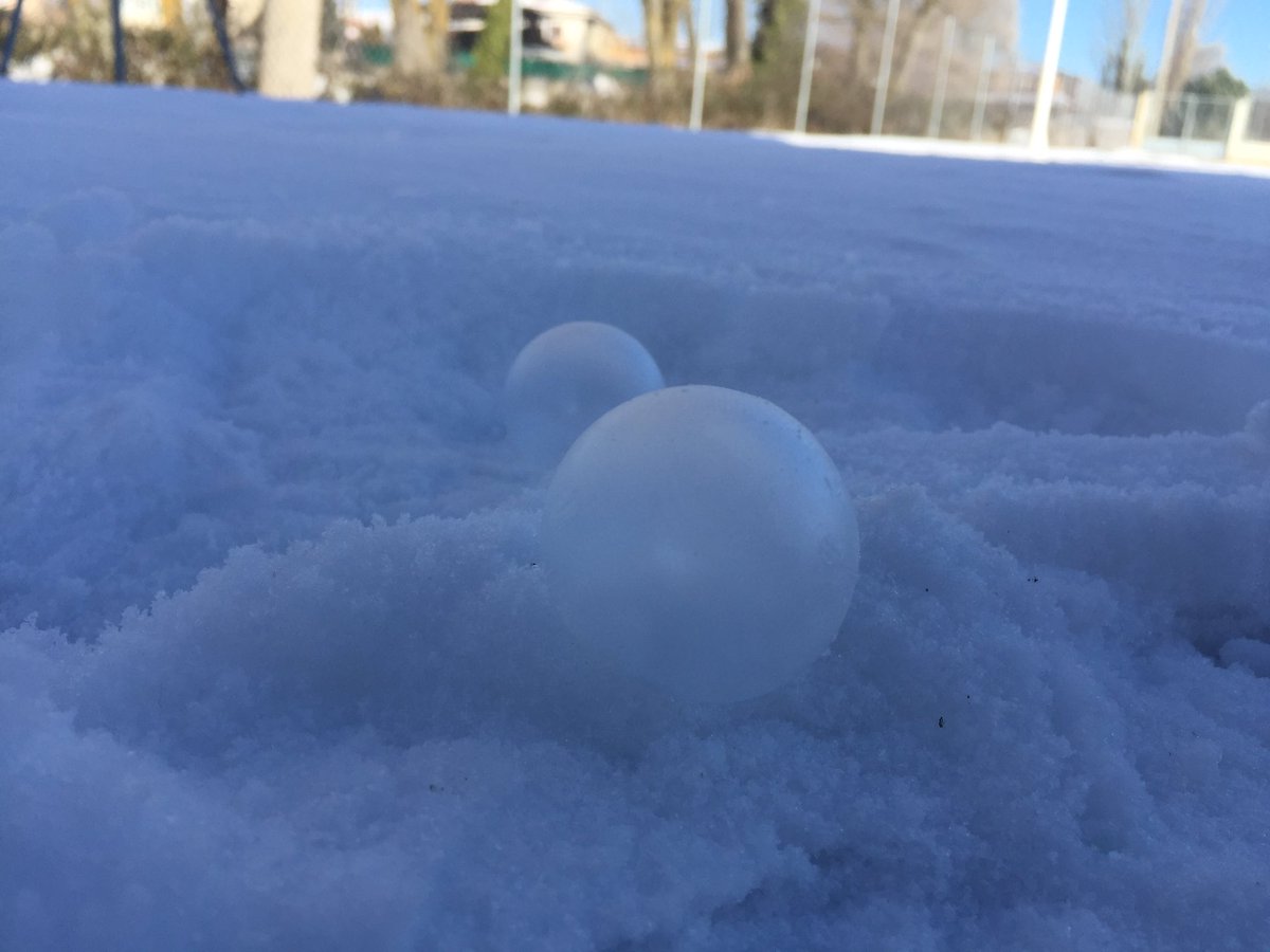 crasigloxxi's tweet photo. Experimentamos con la nieve:
❄️ Probamos qué sustancias la derriten mejor.
❄️ Congelamos pompas.
❄️ Observamos los cristales de nieve en el microscopio.
#miniciencia #cambiosdeestado #centroseducajcyl @educacyl https://t.co/ZbSriZjdNq