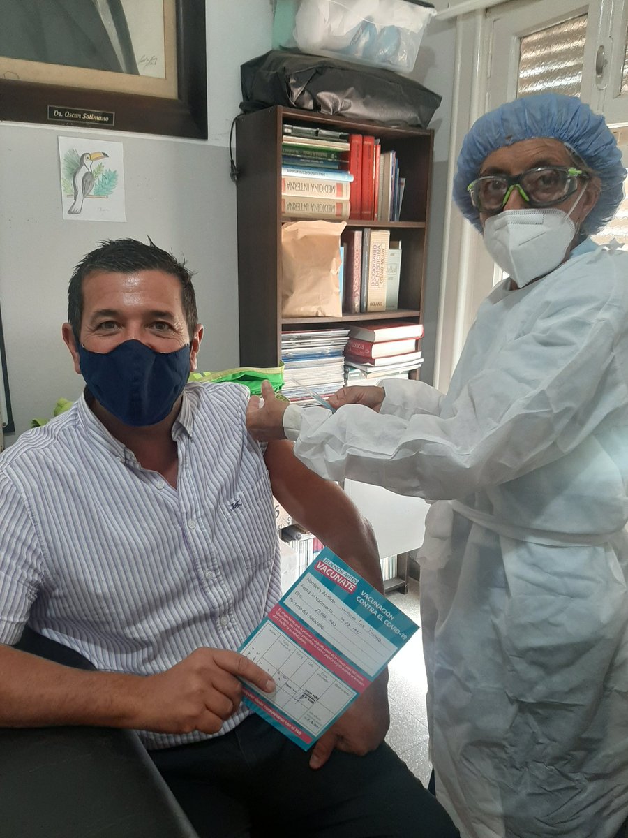 lasdapacheco's tweet photo. Vacunado... y esperanzado, como todos,  que los científicos del mundo vayan encontrando respuesta a esta pandemia que nos viene maltratando. 💪
@DrDanielGollan @frannarana https://t.co/r9pYsIVpEf