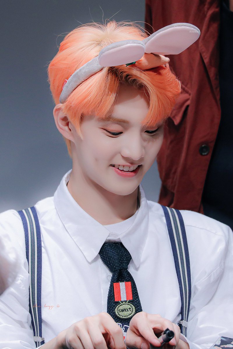 Answer_115's tweet photo. 190506 #더보이즈 #큐 🐰💢 https://t.co/AAqWGFNvQc