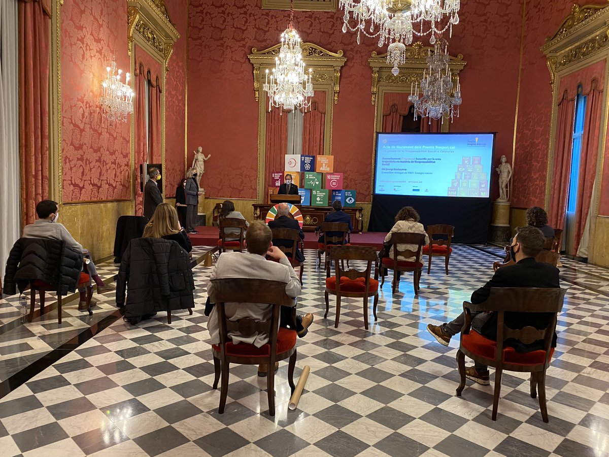 respon_cat's tweet photo. Acte #PremisResponcat2020 reconeixement honorífic per trajectòria #RSE @DrSantacreu conseller delegat @DKVSeguros “soc un activista de l’RSE i crec q hem d’anar cap a una economia més social i més conscient, les empreses han de treballar per distribuir la riquesa que generen” https://t.co/YfI6BMXzRa
