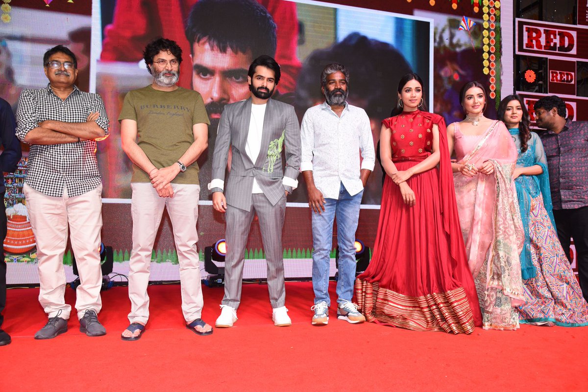 StarBuzzSocial's tweet photo. #RedPreReleaseEvent Pics 📸

#RamPothineni #KishoreTirumala #Trivikram #RedTheFilm #REDonJan14th #StarBuzz @Nivetha_Tweets @Actor_Amritha @ImMalvikaSharma @SravanthiMovies https://t.co/NMygheQgj0