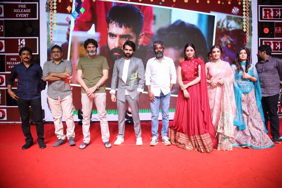 StarBuzzSocial's tweet photo. #RedPreReleaseEvent Pics 📸

#RamPothineni #KishoreTirumala #Trivikram #RedTheFilm #REDonJan14th #StarBuzz @Nivetha_Tweets @Actor_Amritha @ImMalvikaSharma @SravanthiMovies https://t.co/NMygheQgj0