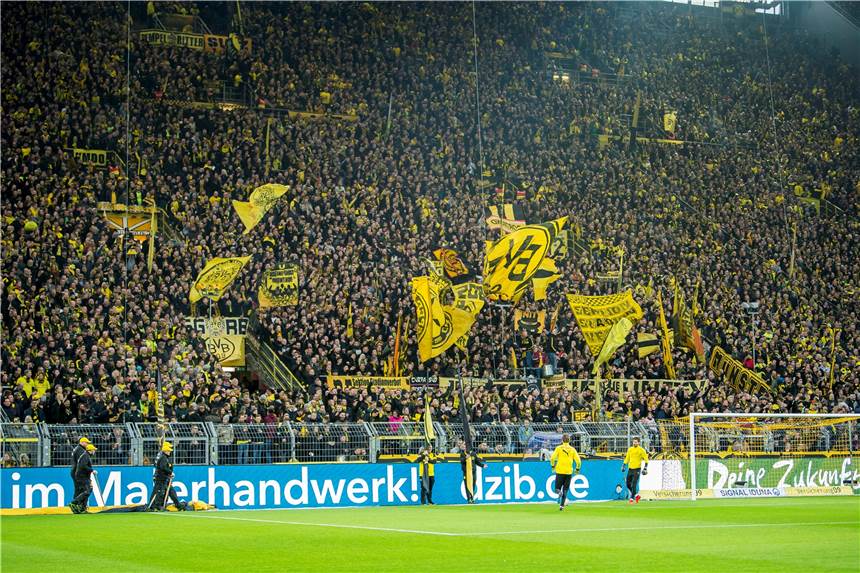🖤💛 Fast ein Jahr ist es her, dass zuletzt 81.000 Menschen im Signal Iduna Park waren. Wie geht es den #BVB-Fans ohne die Stadionbesuche? 09 Dauerkarteninhaber erzählen: (RN+) bit.ly/38ETAAT (Foto: Kirchner-Media) #Dortmund #BorussiaVerbindet