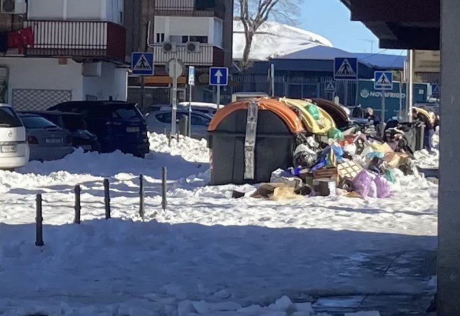 Dani_AyusoVk's tweet photo. Cuando despertó, la nieve, la basura y los árboles caídos todavía estaban allí #DesastreAlmeida https://t.co/fAfFz6tj3w