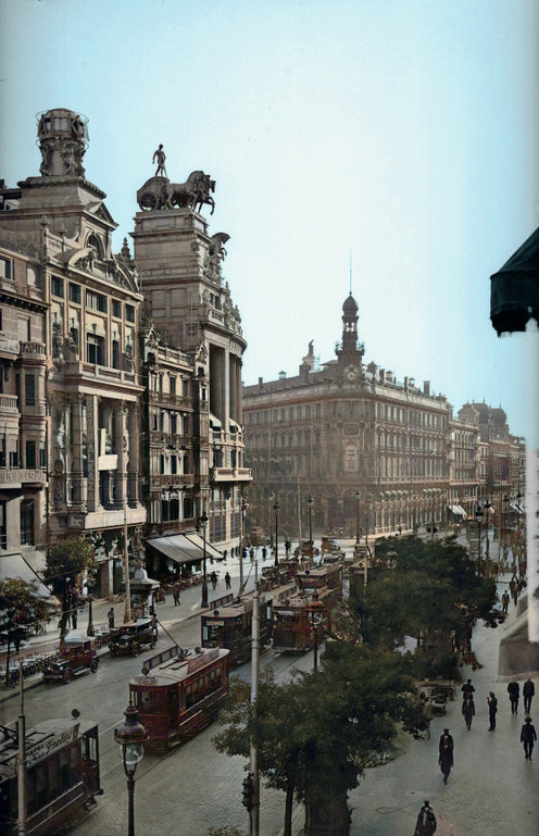 Madrid: Cómo era en los años 30. Cómo luce hoy.. ¿Quién quiere llegar a la Puerta del Sol paseando por una acera amplia y arbolada, subido a un bello tranvía electrico o en el metro, si puede meter su coche hasta el pedestal del oso y del madroño gracias a los amaños municipales?