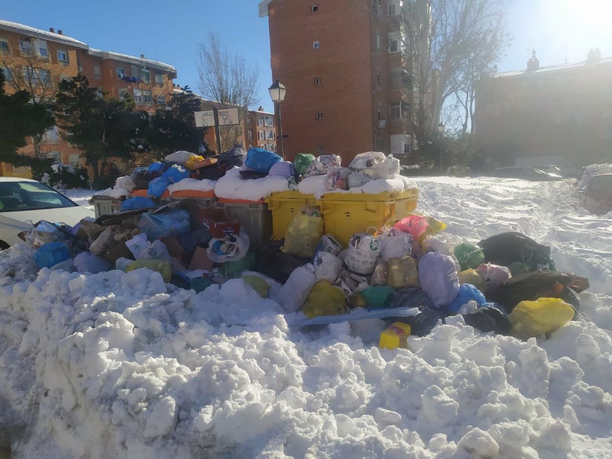 MasMadridCiudad's tweet photo. 5 días después Madrid sigue sumida en el caos.

Calles intransitables, acumulación de basura, EMT con el 80% de sus líneas paralizadas y una limpieza de calles que margina a los barrios del sur.

👉Es el #DesastreAlmeida. https://t.co/aQ4XVTAMjJ