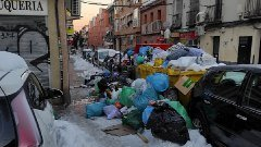 MasMadridCiudad's tweet photo. 5 días después Madrid sigue sumida en el caos.

Calles intransitables, acumulación de basura, EMT con el 80% de sus líneas paralizadas y una limpieza de calles que margina a los barrios del sur.

👉Es el #DesastreAlmeida. https://t.co/aQ4XVTAMjJ