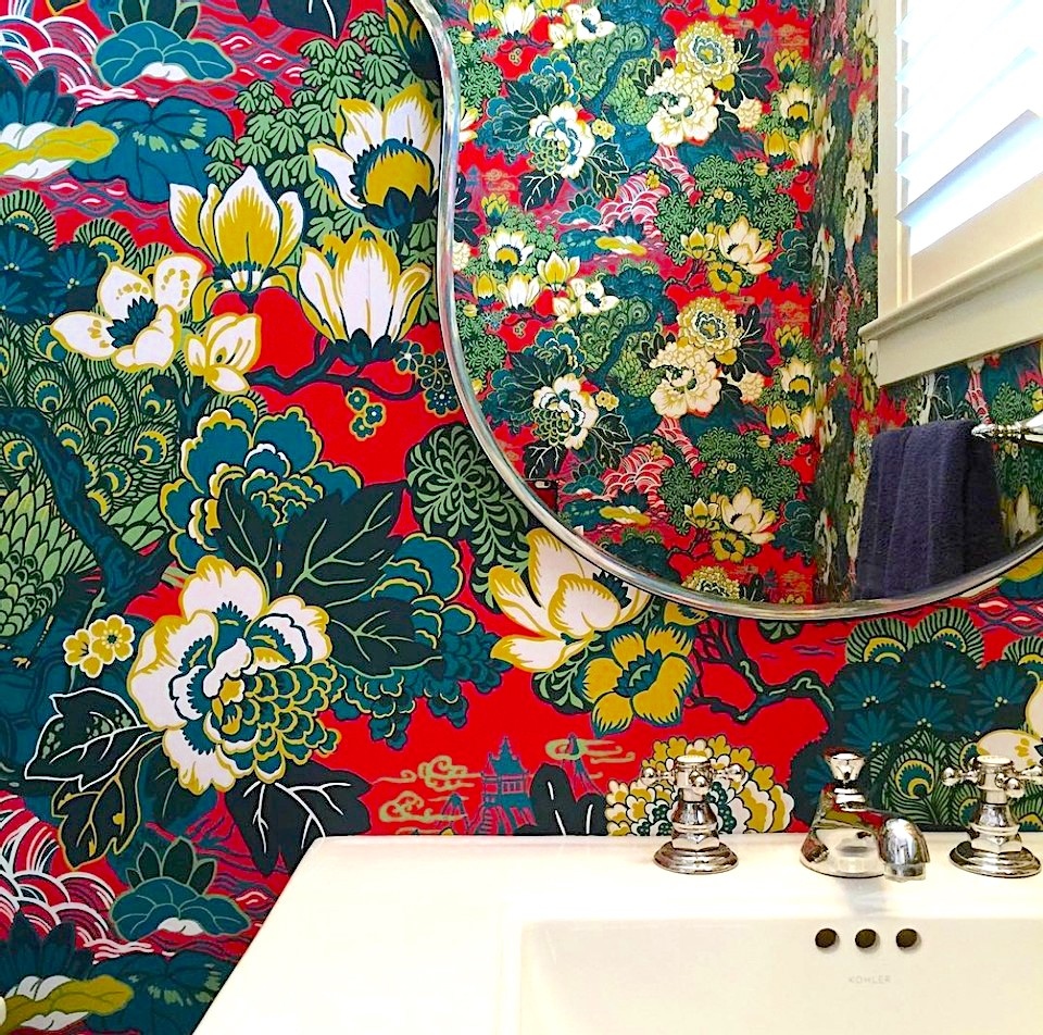 It's #wallpaperwednesday - featuring a pretty spectacular @schumacher1889 paper! #whimsical #powderroom #shanghaipeacock #dcdesigner #interiordesign