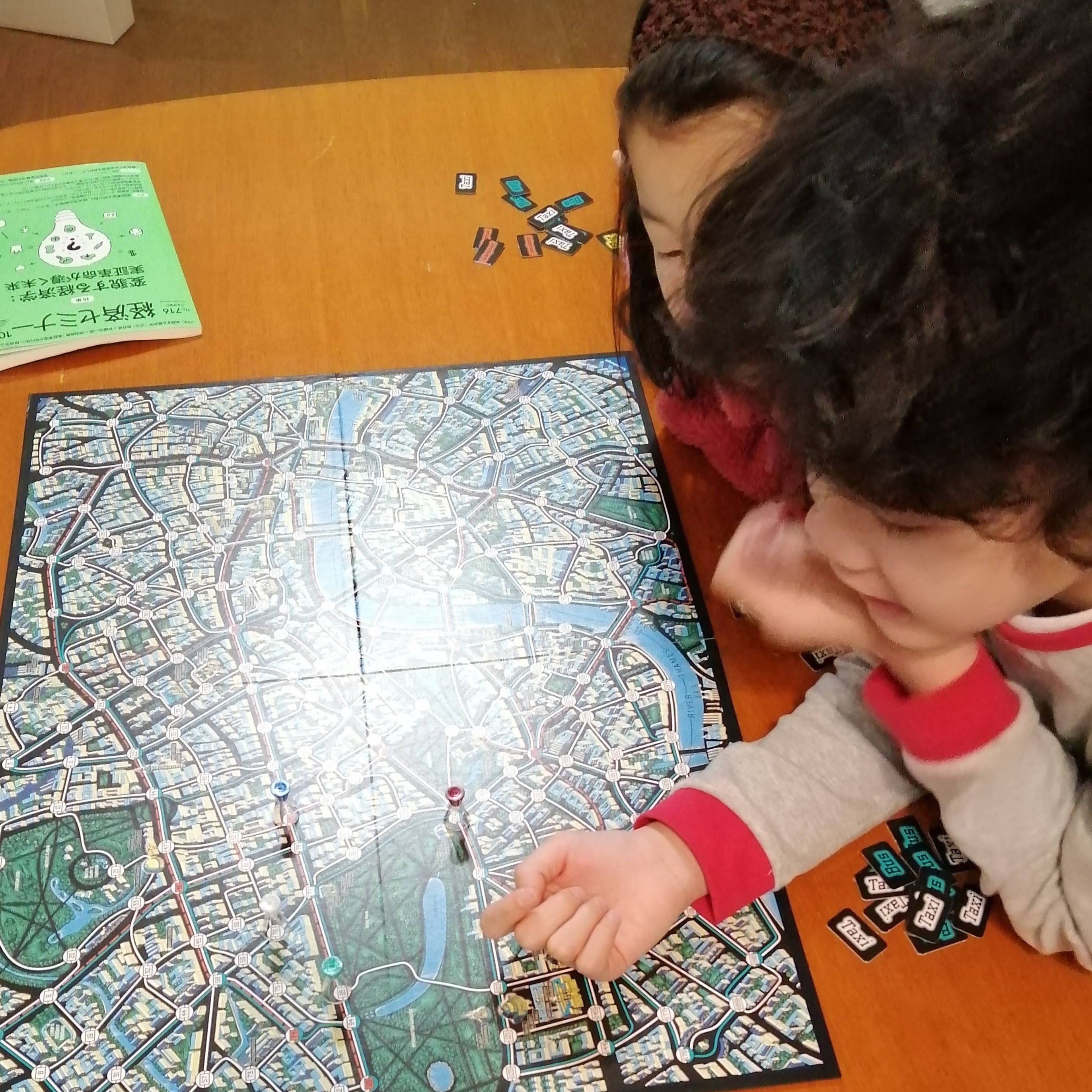 竹内幹 旅行も行けなくても ボードゲームがあるさ スコットランドヤード 見えない犯人を追っかけてロンドンの交通網を駆ける パパどこかな と考える2人 カルカソンヌ 陣取り戦略 Risk 戦略 ゲームの古典 まず定番 カタン もおすすめです