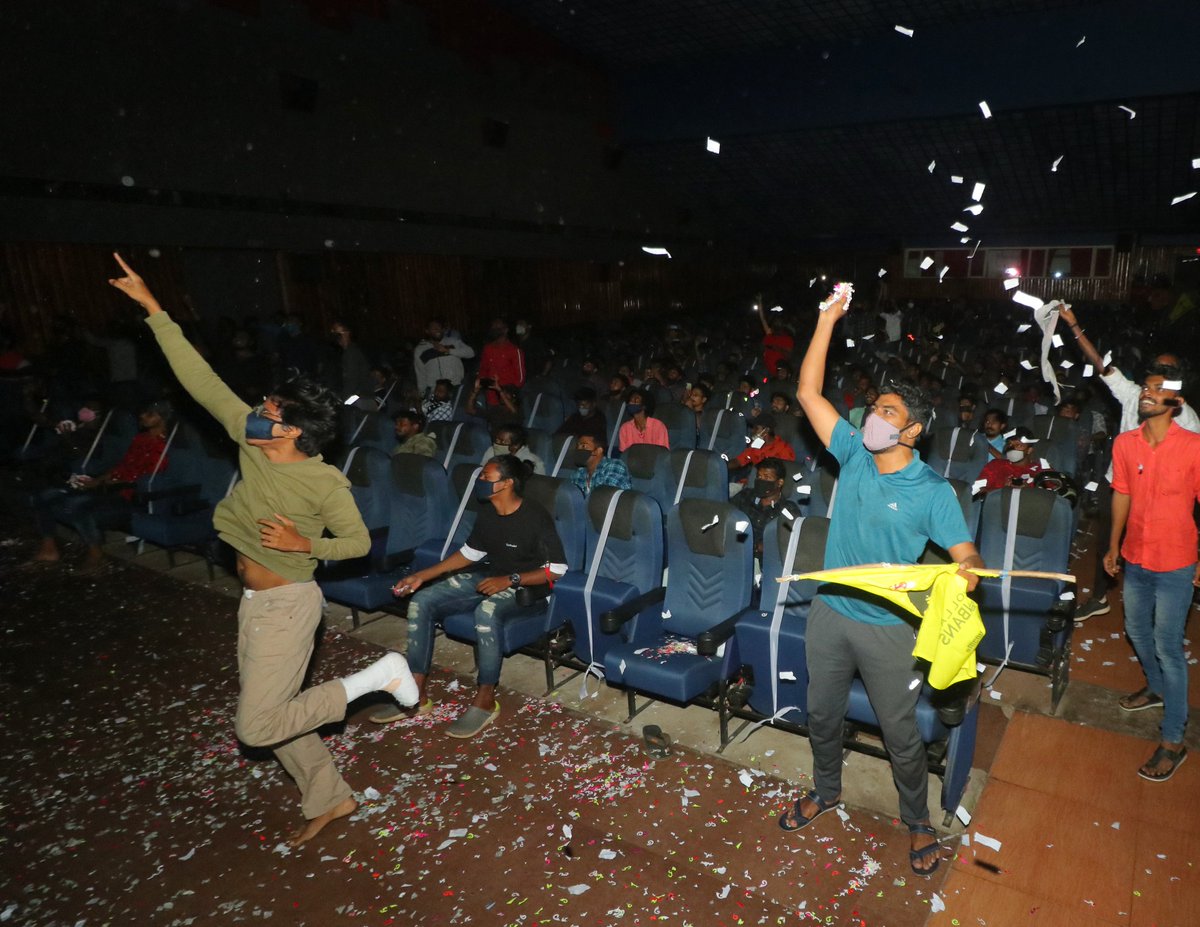 KollamNanbans's tweet photo. #KollamNanbans Pulaingo LOVE for #MASTER ❤️💕💕❤️

#MasterPongal 

#Vaathi yaaru " THALAPATHY"

BLOCKBUSTER MASTER

#Kollam #MasterKerala #Thalapathy @actorvijay https://t.co/H95v9oJHM8